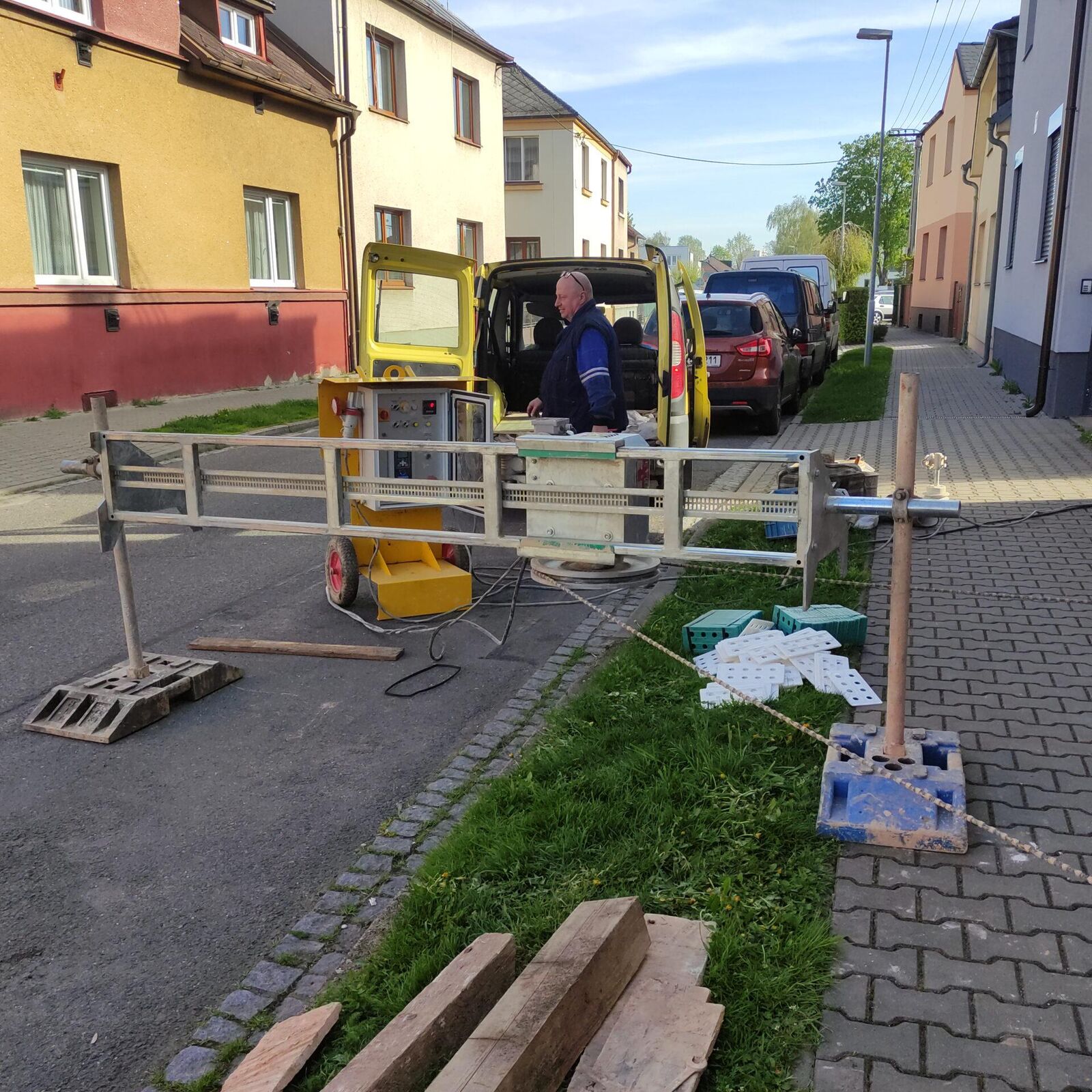 Bílé výkvěty (salpetr) na zdivu